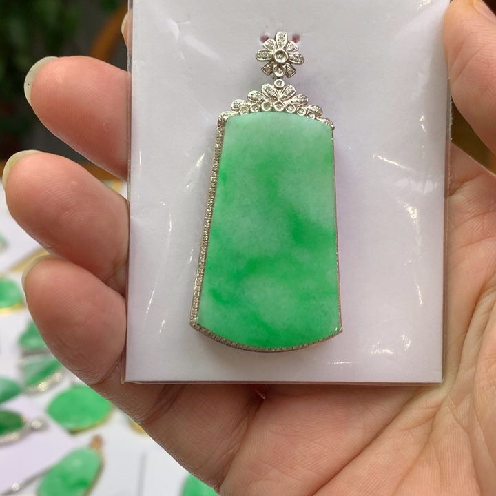翡翠颈饰18K金镶嵌翡翠翡翠吊坠