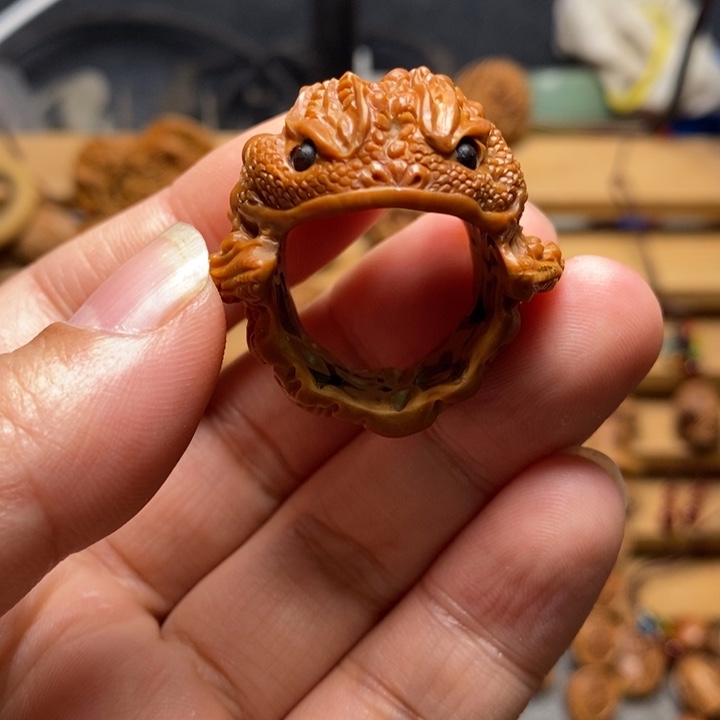 晖***^核桃手工雕刻金蟾扳指