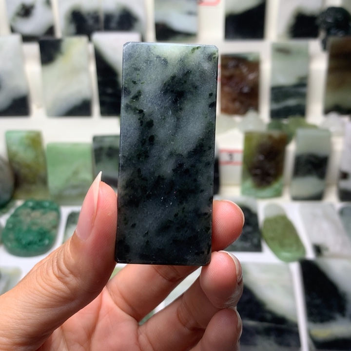 独山玉未镶嵌颈饰