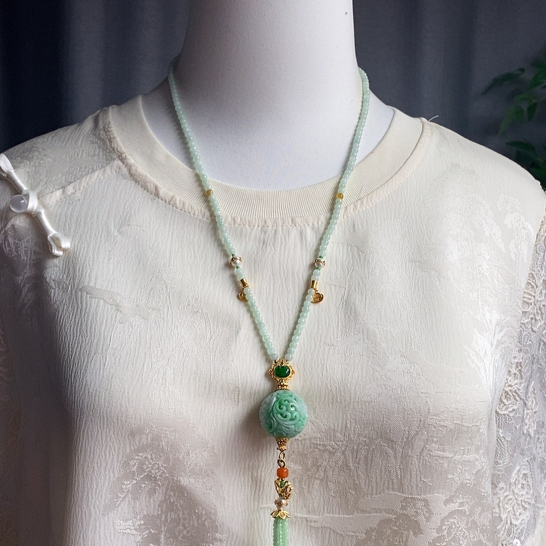 翡翠未镶嵌吊坠(赠链)