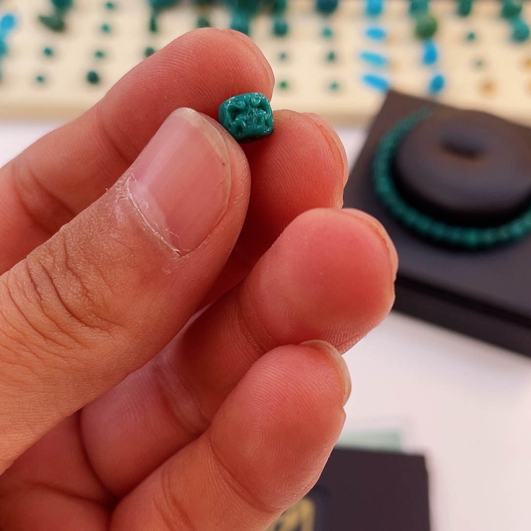 绿松石颈饰未镶嵌