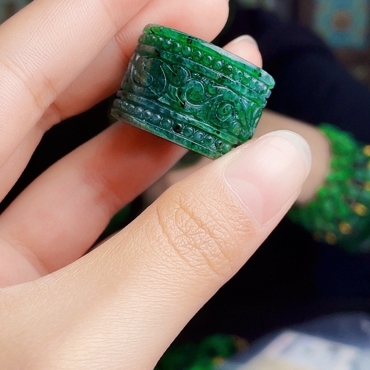 翡翠未镶嵌颈饰多样性