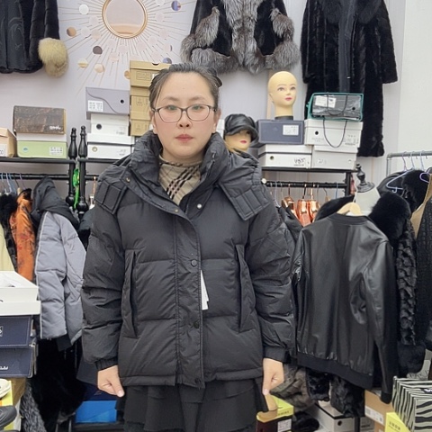 直播间为准女士黑色连帽