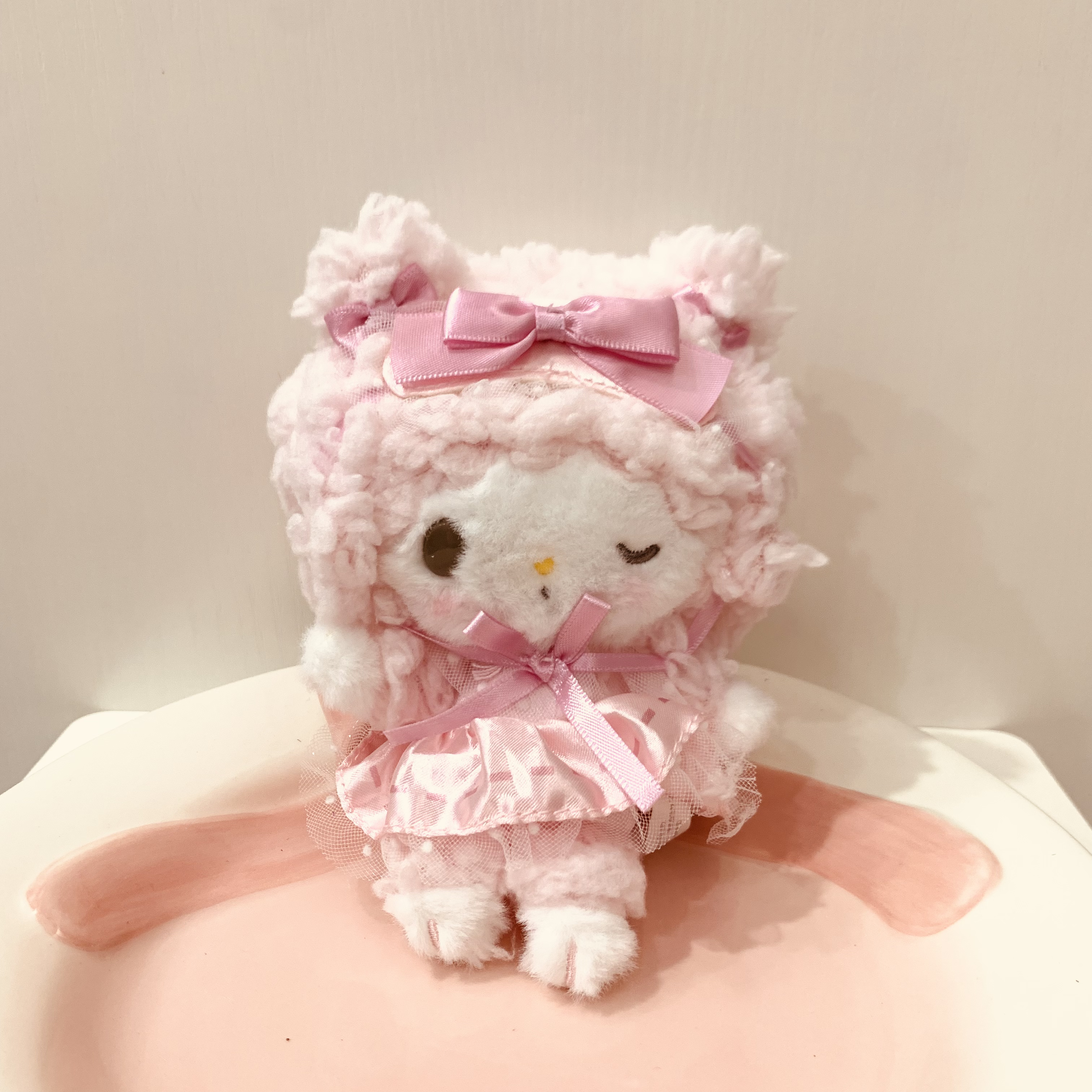 三丽鸥小羊生日生日系列 毛绒挂件piano