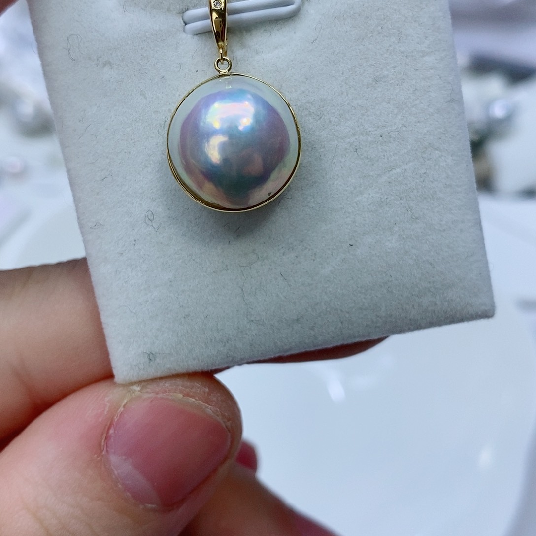 拼合珍珠（马贝珠）颈饰18K金镶嵌