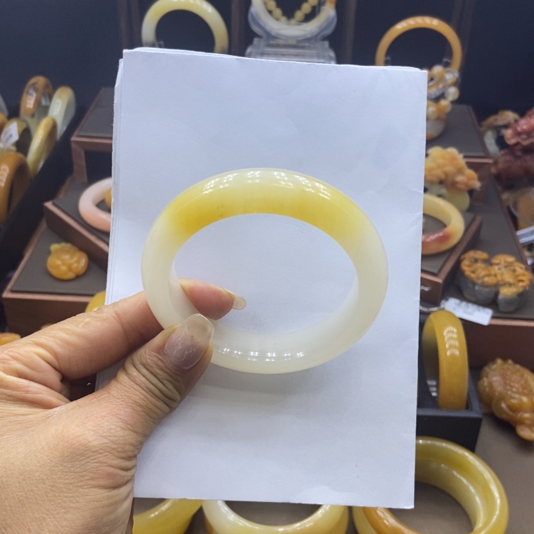 猜***）石英质玉（黄龙玉）未镶嵌手镯阳阳