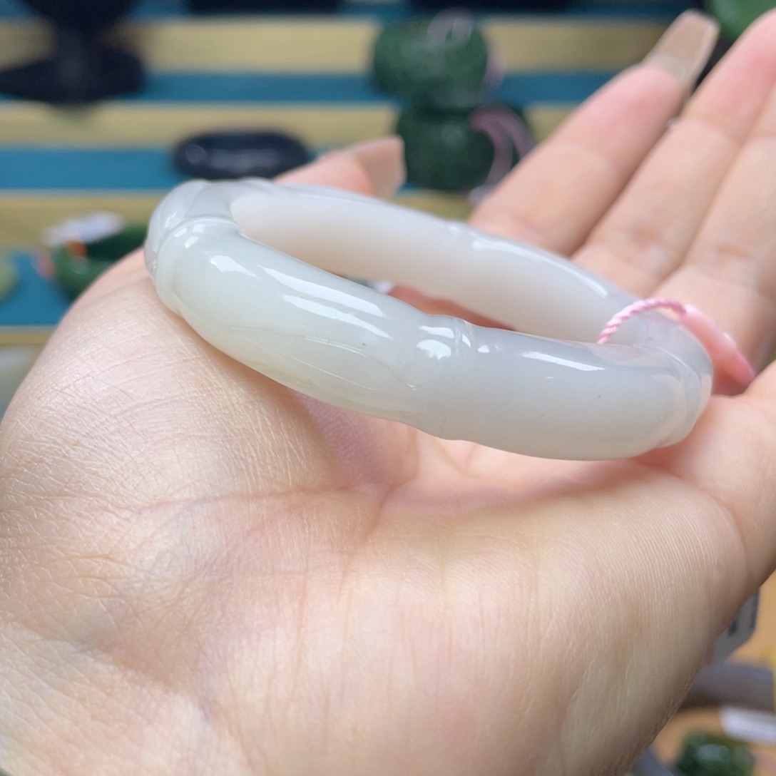 和田玉手镯52圈口。编号86未镶嵌