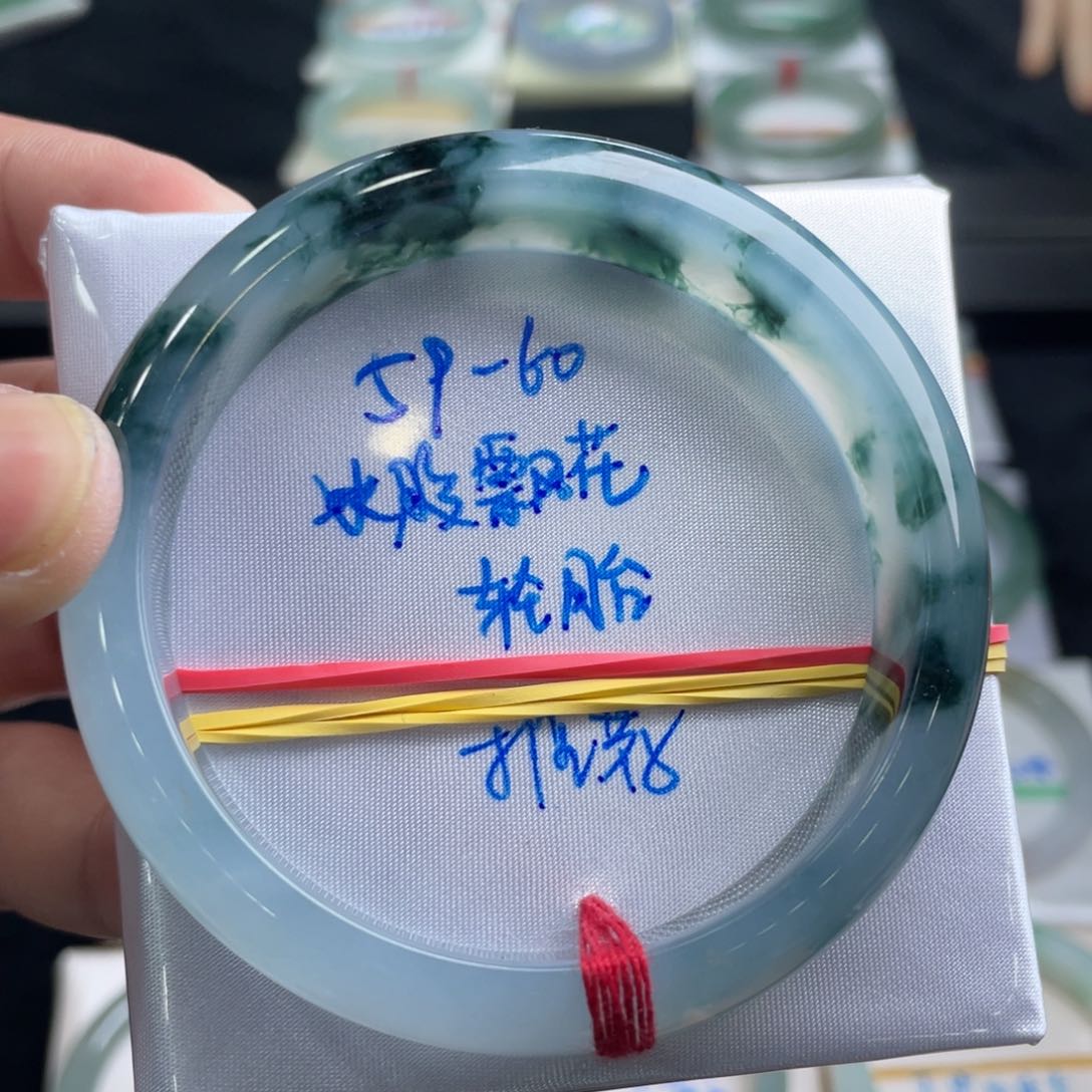 翡翠手镯未镶嵌翡翠手镯