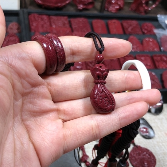 天然辰砂钱袋子吊坠