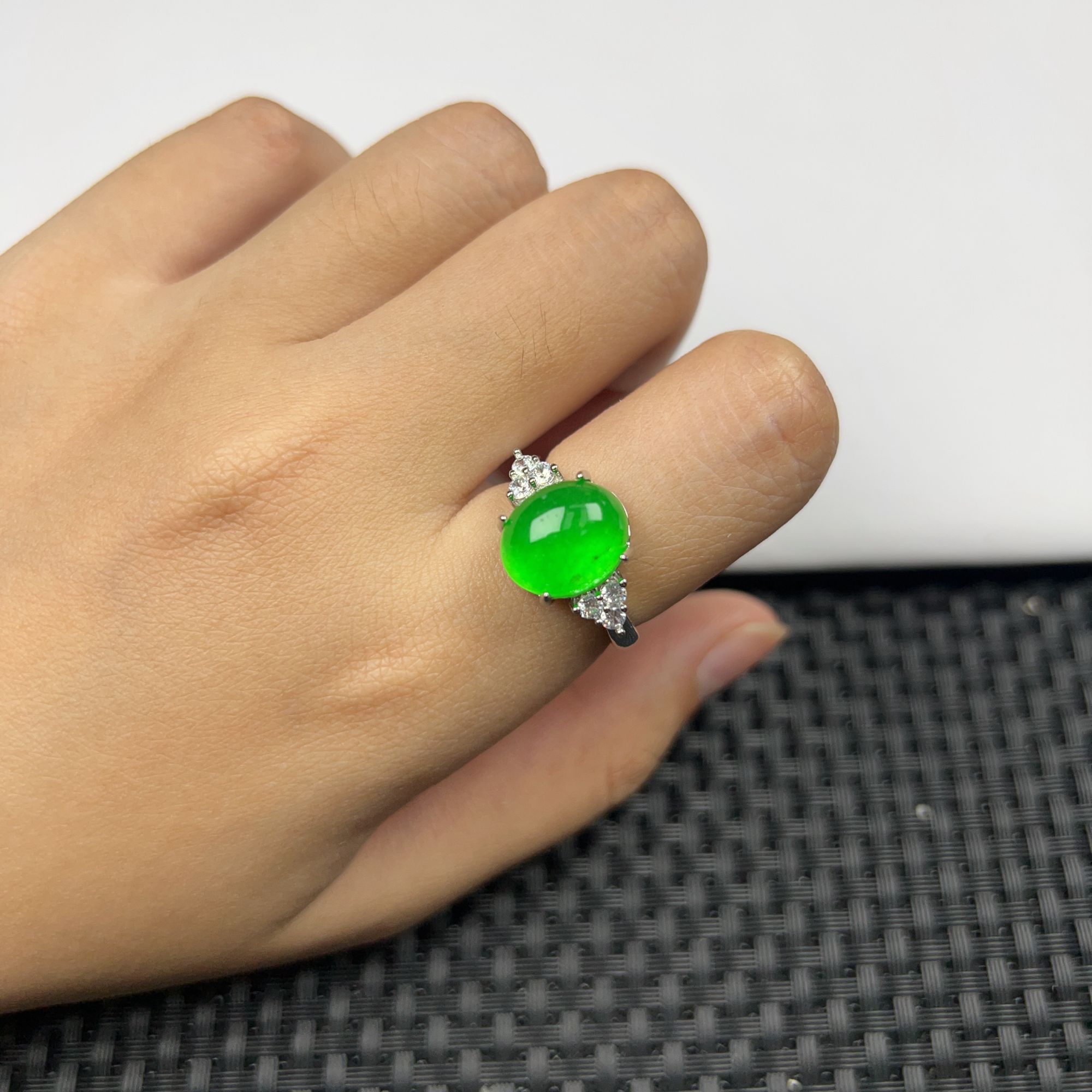 (缅甸老郑珠宝)W361正冰辣绿小椭圆戒指时尚精美气质百搭款吊坠