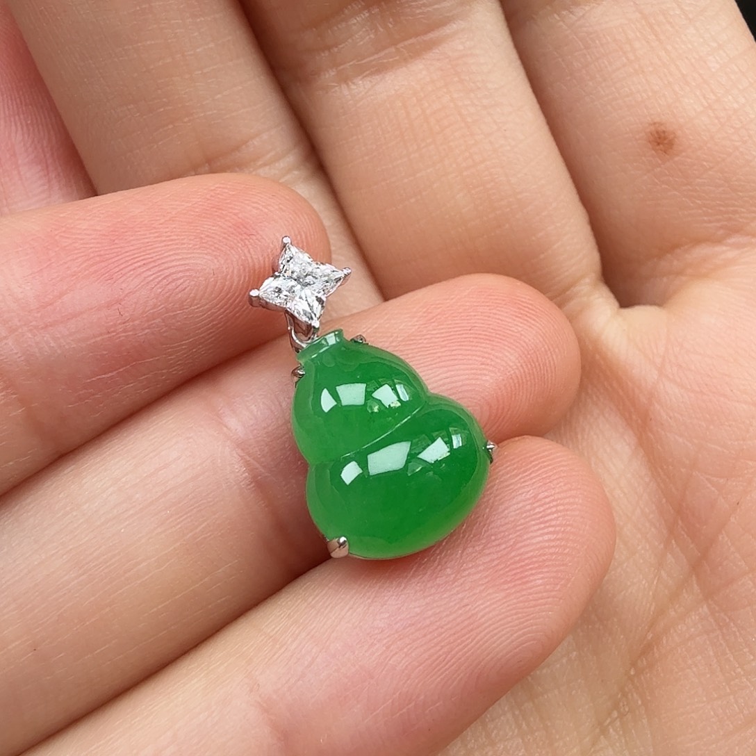 翡翠18K金镶嵌颈饰葫芦