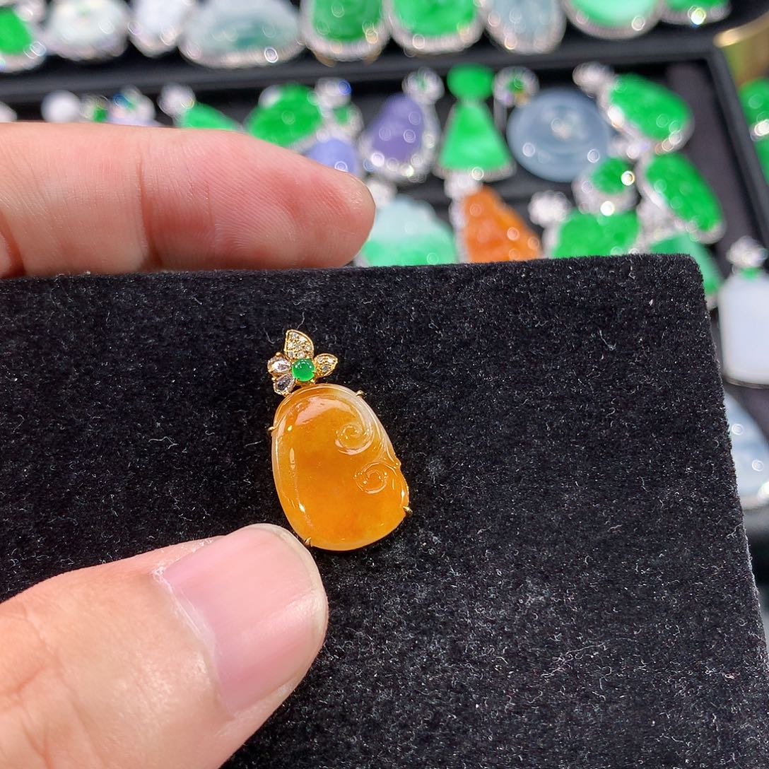 翡翠18K金镶嵌颈饰