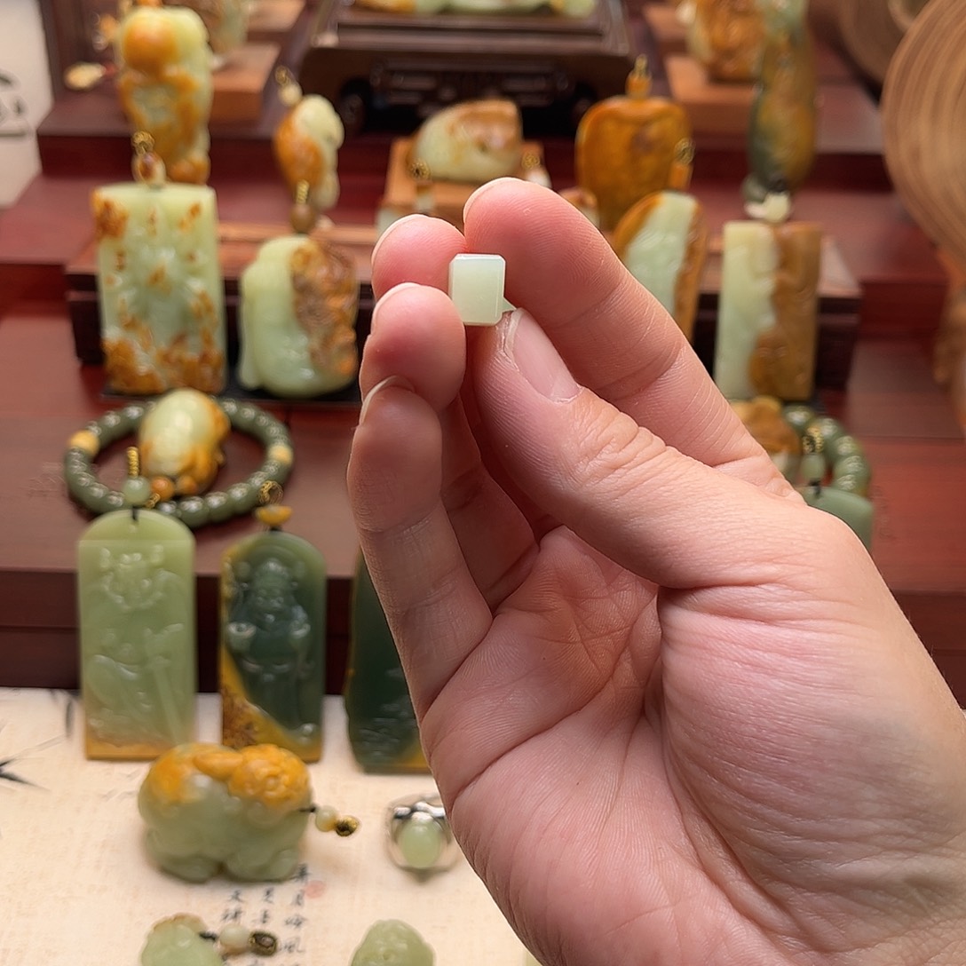 哆***梦岫岩老玉（透闪石质玉）未镶嵌颈饰