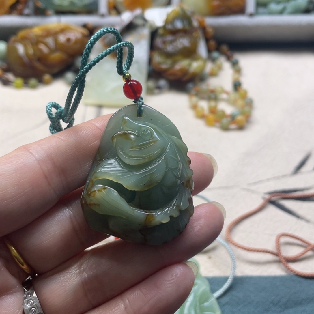 蛇纹石玉颈饰未镶嵌