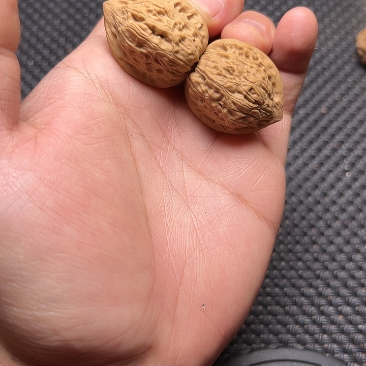 文玩核桃吊坠蛇皮纹
