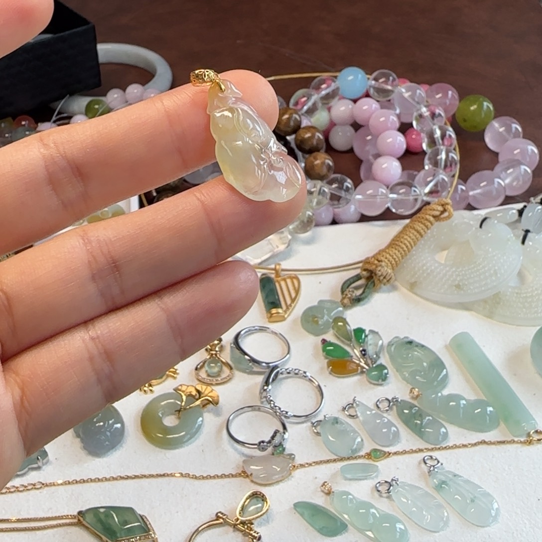 佩***淇翡翠18K金镶嵌颈饰冰黄如意