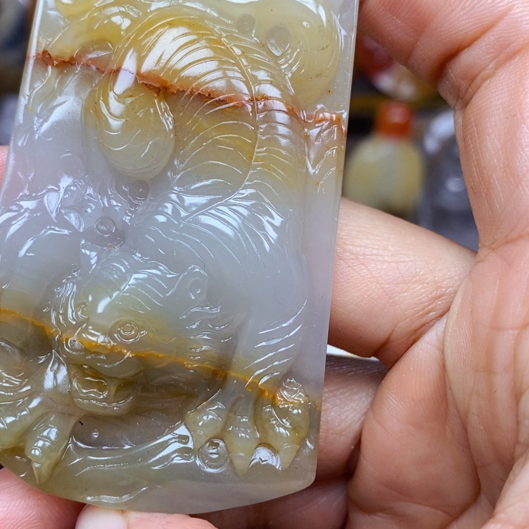 石英质玉（黄龙玉）颈饰未镶嵌