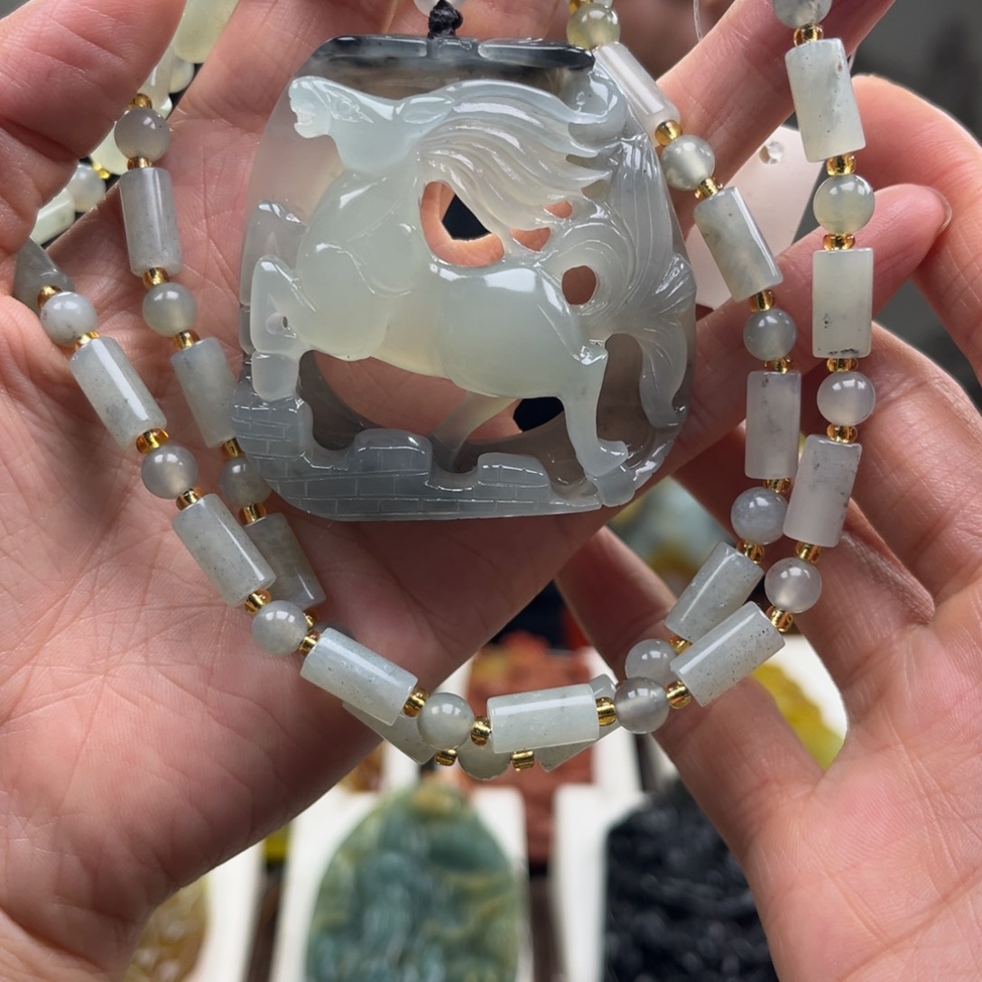 岫玉未镶嵌颈饰挂件