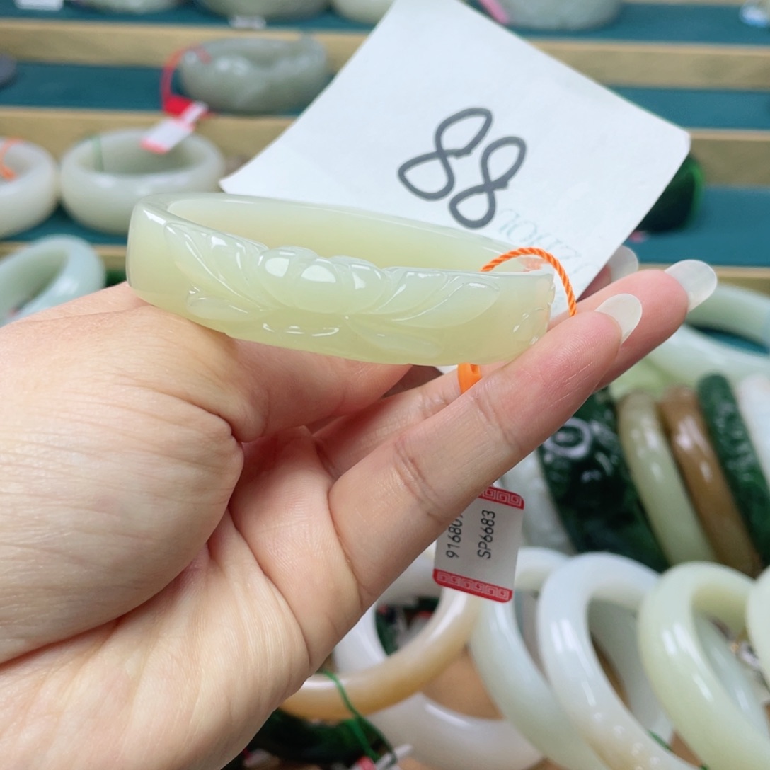 未镶嵌手镯（贵妃镯）和田玉圈口57