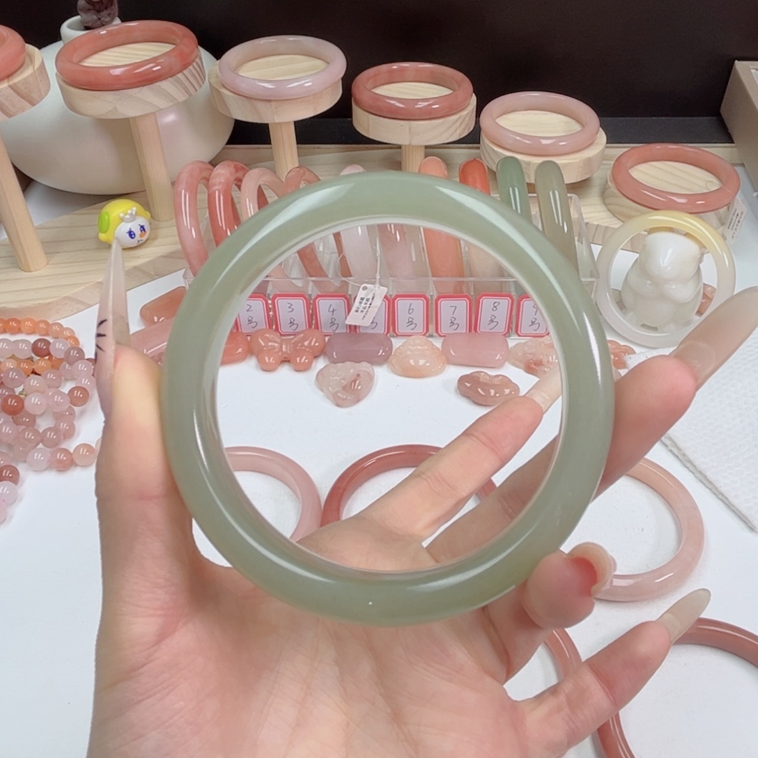 半***糖石英质玉未镶嵌手镯