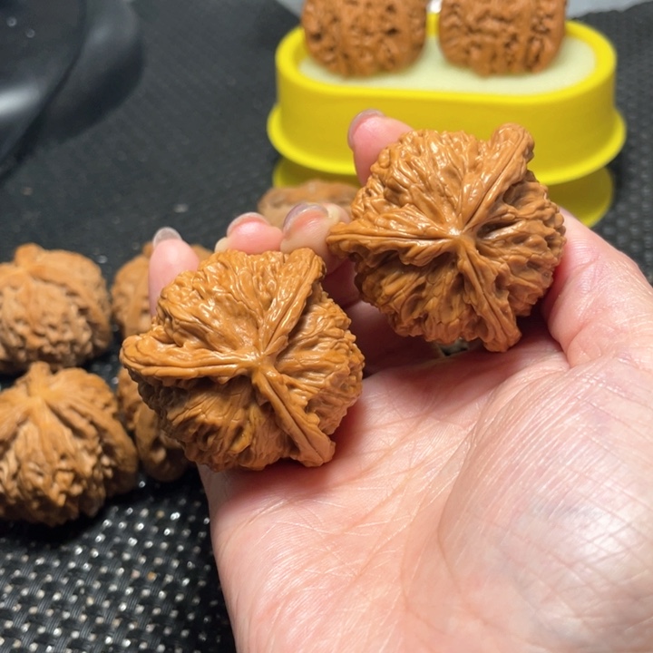 【闪购商品】桃核把件卑*球狮子工艺