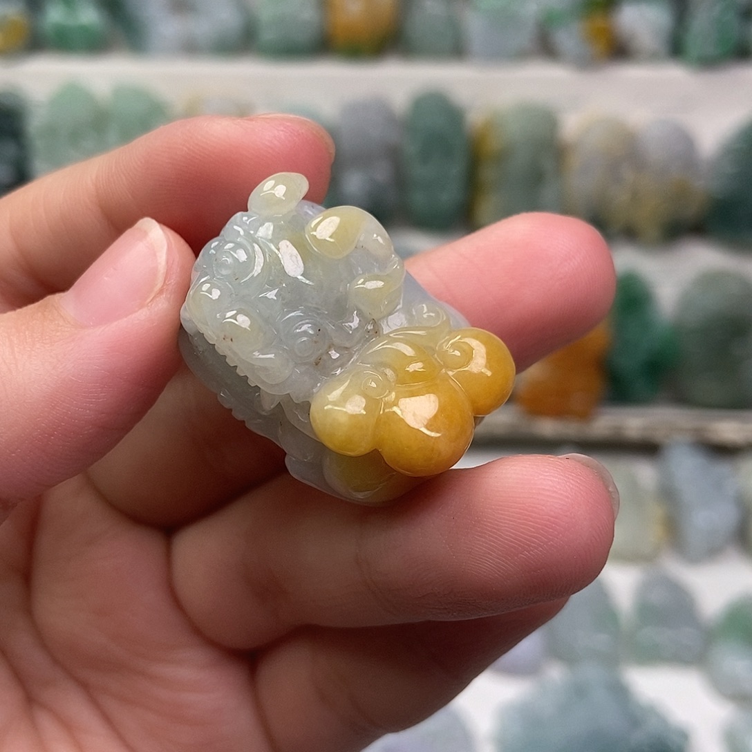 翡翠未镶嵌吊坠(赠链)