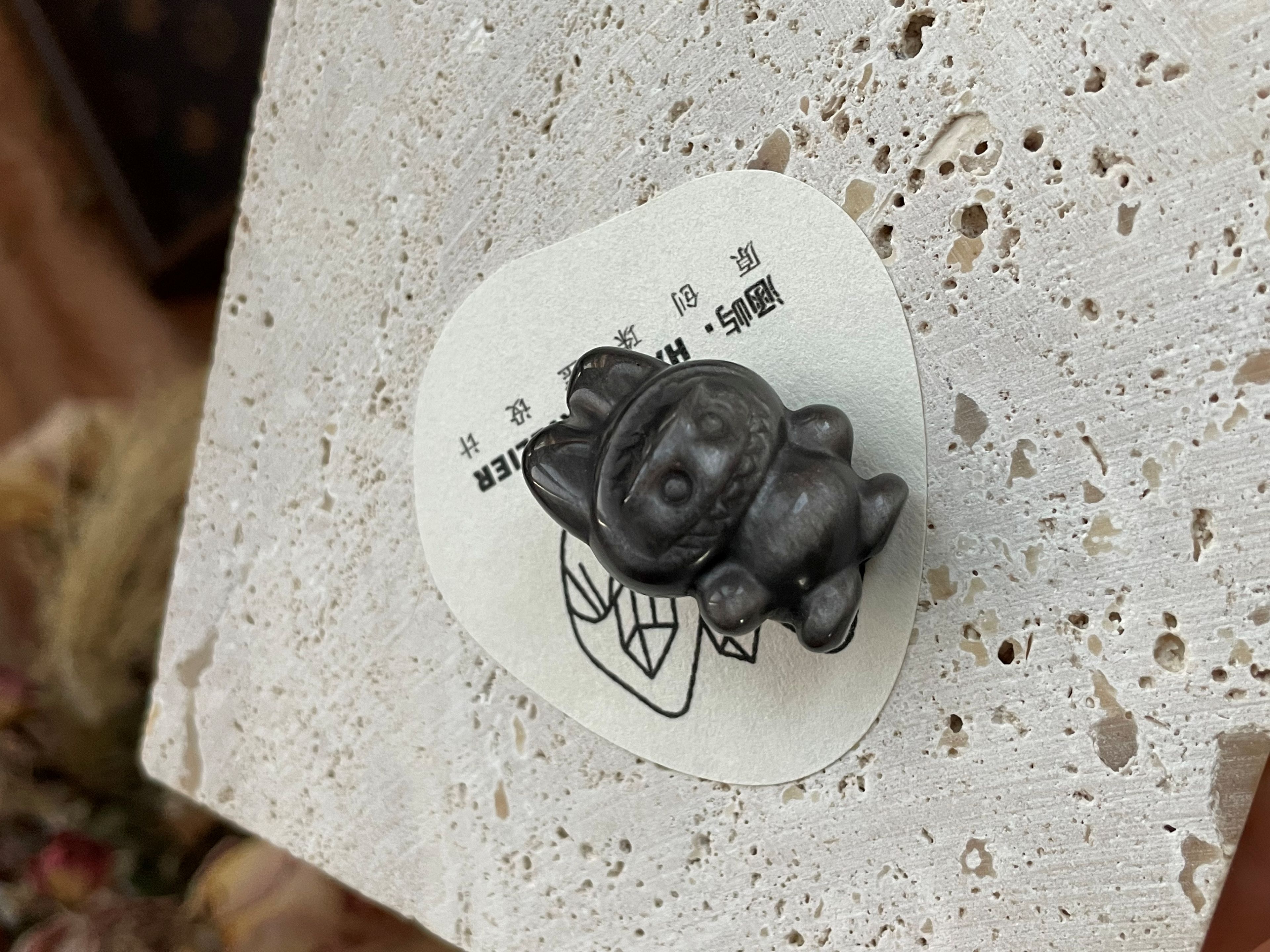 拉布布银曜石雕刻件 已打孔