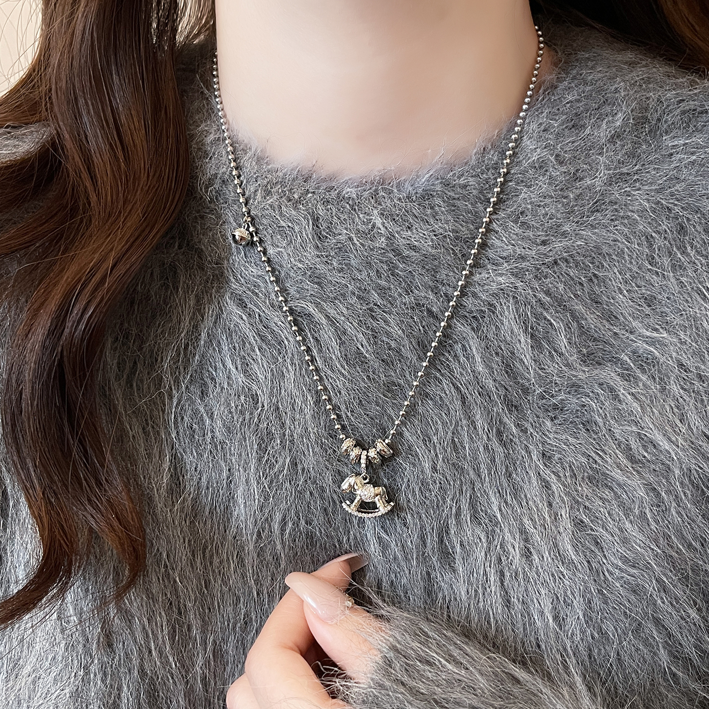 铜合金项链 银色串珠小马吊坠项链秋冬毛衣链高级感轻奢小众配饰 