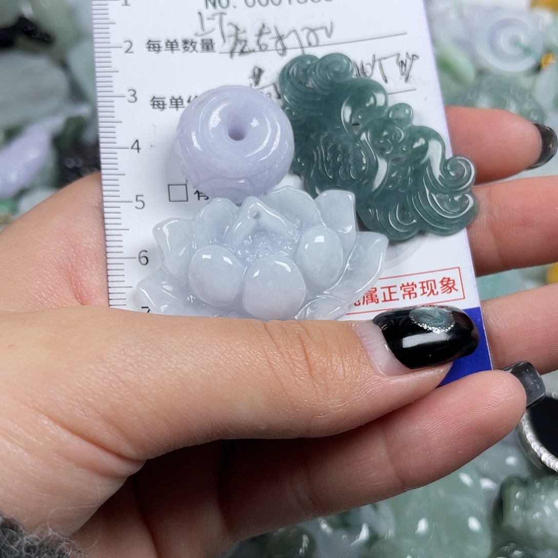 丫***头翡翠未镶嵌颈饰1563