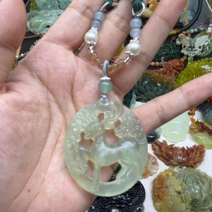 蛇纹石玉未镶嵌颈饰