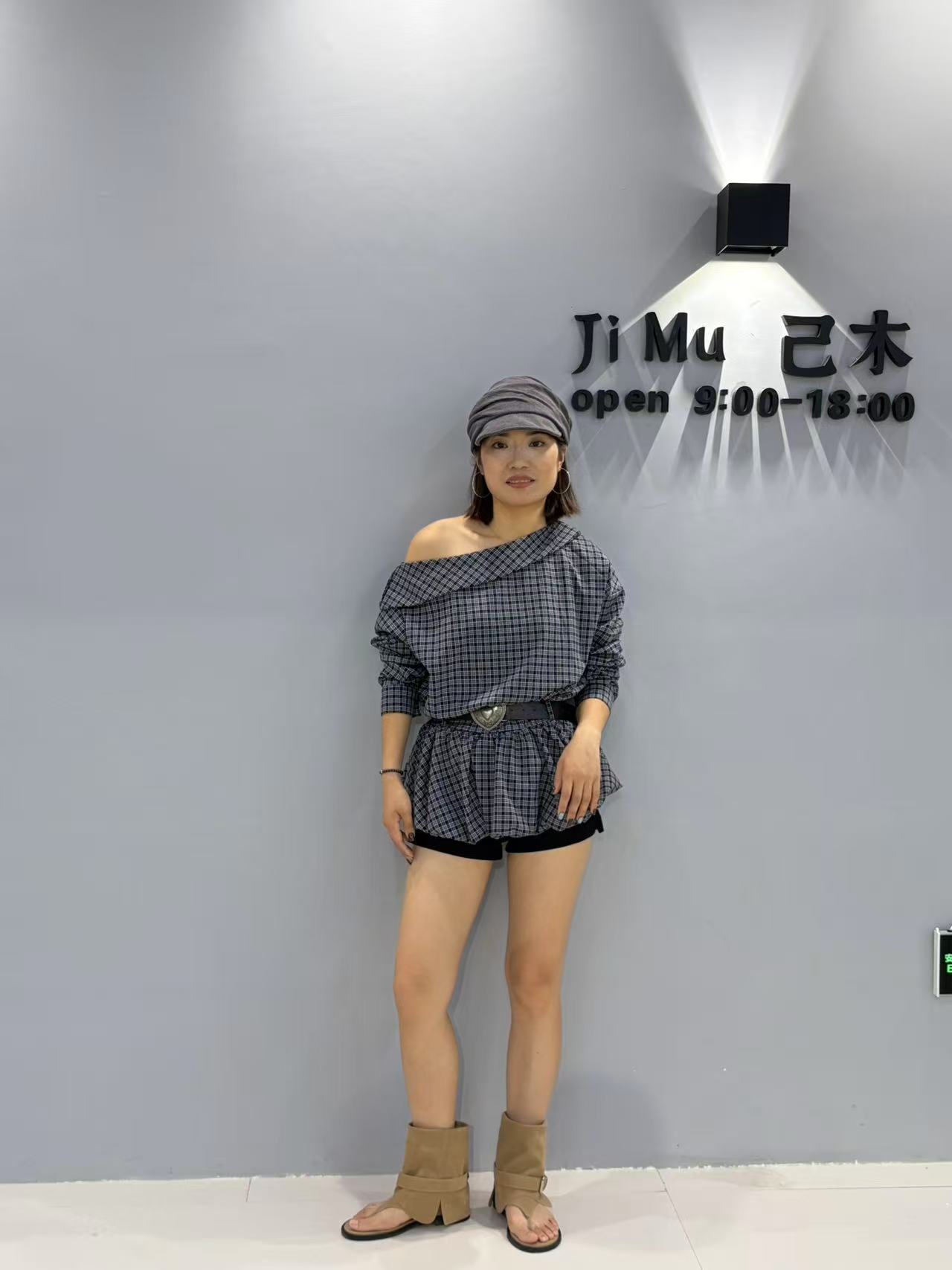 新品斜肩领格纹长袖衬衫女秋配腰带下摆花苞设计上衣