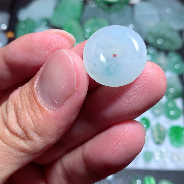 翡翠未镶嵌颈饰平安扣