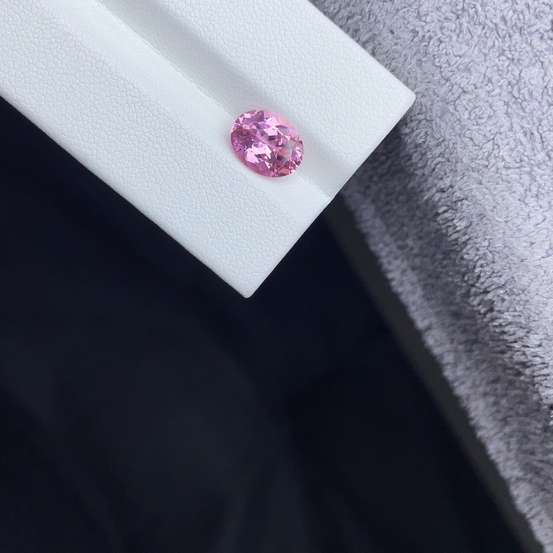 未镶嵌碧玺裸石1.866Ct。  