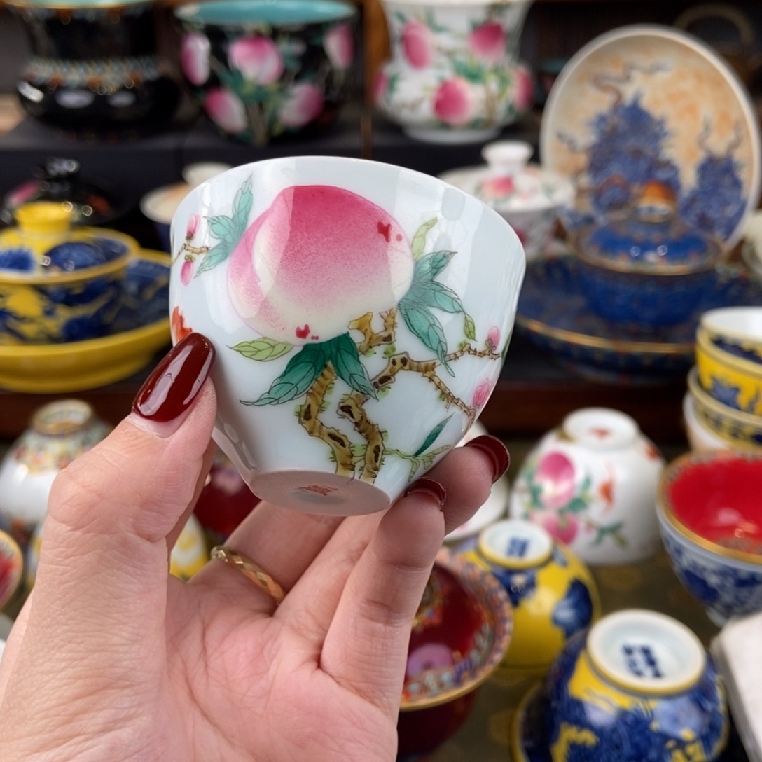 陶瓷艺术家的作品是一个人