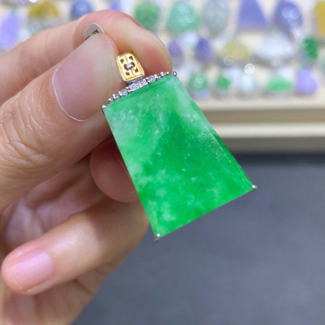 翡翠18K金镶嵌颈饰翡翠