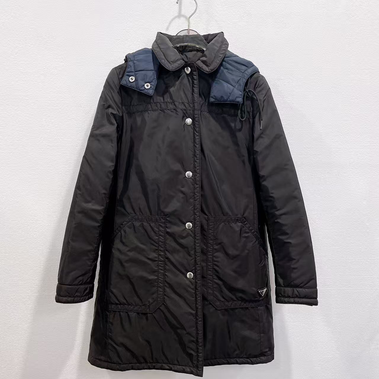 未使用 Prada/普拉达 黑色金属三角标羽绒服
