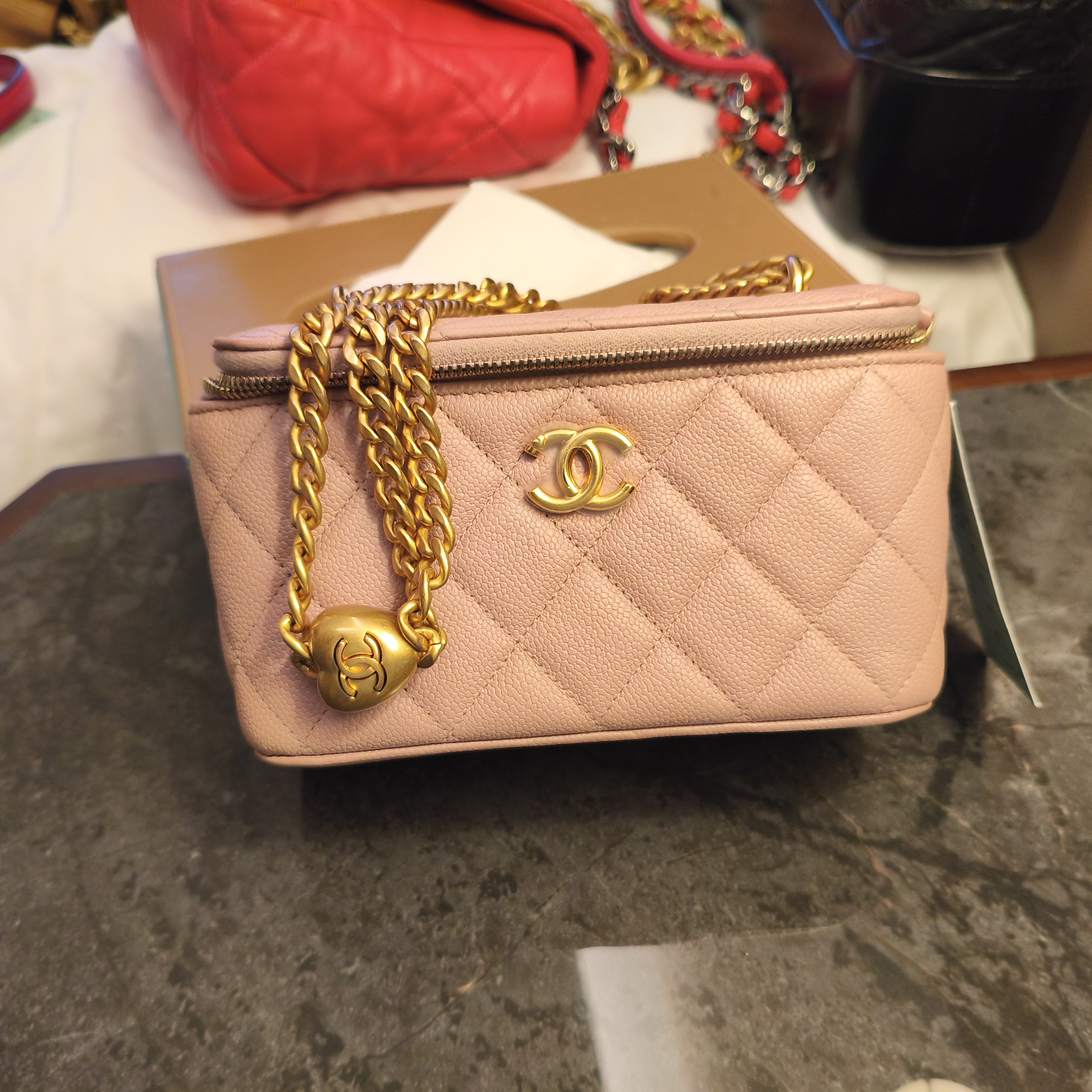 95新 Chanel/香奈儿 包展专属 香奈儿化妆盒皮粉色爱心球荔枝纹