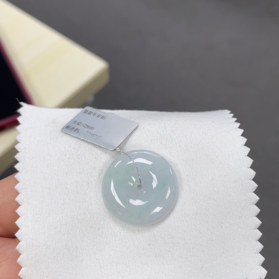 翡翠颈饰未镶嵌平安扣