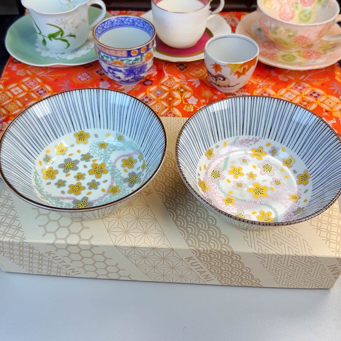 他家茶具瓷器真美！