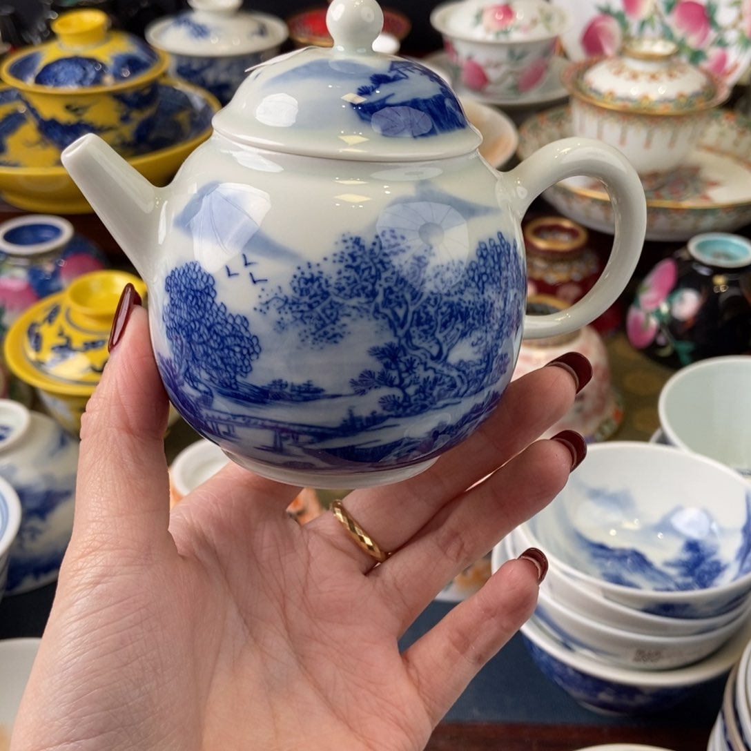 陶瓷艺术家的作品是一种 