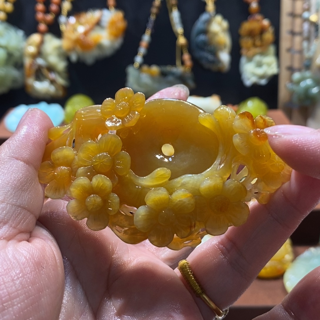 蛇纹石玉颈饰未镶嵌