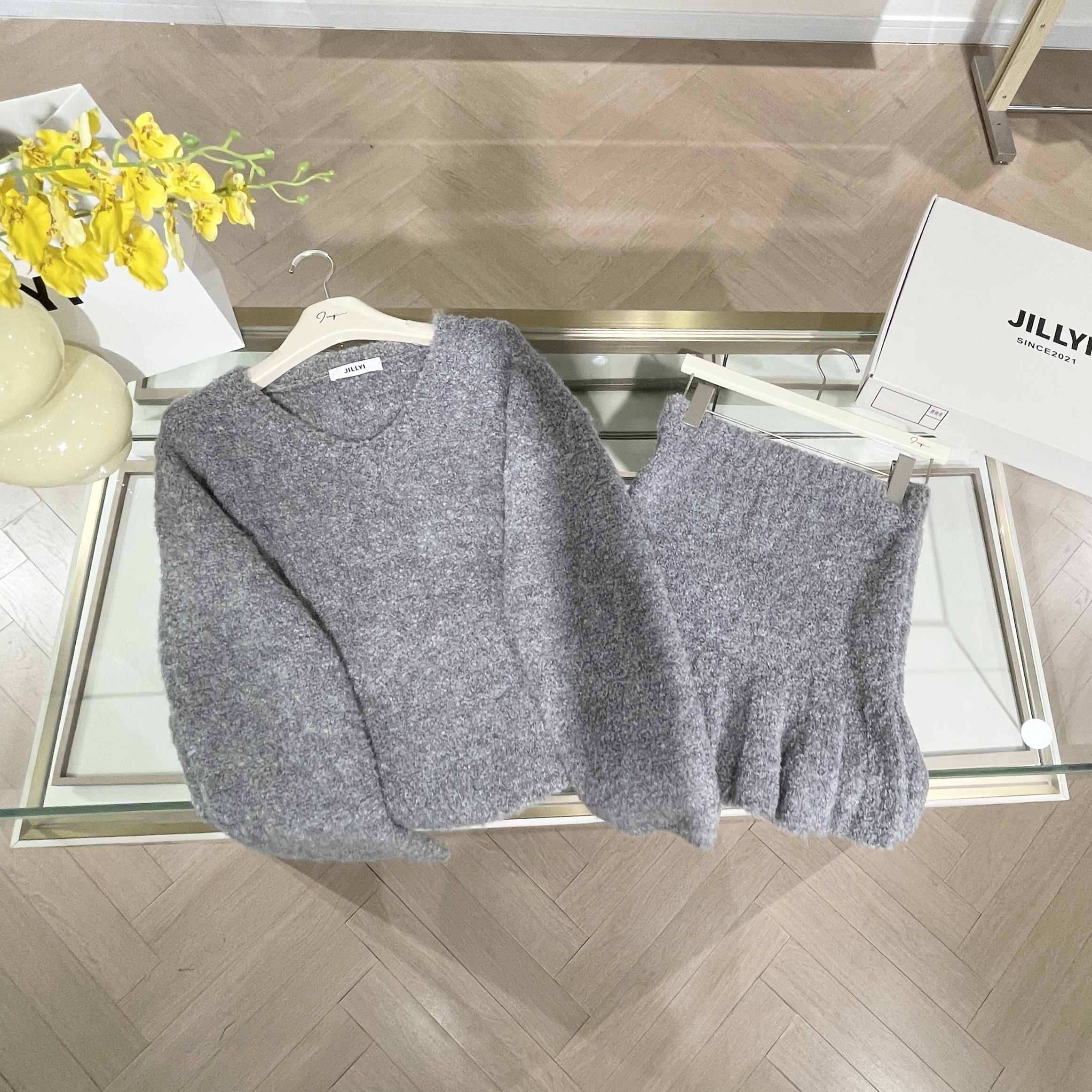 jillyi【冰萃格雷】灰色UV领针织衫+灰色半裙简约时尚套装