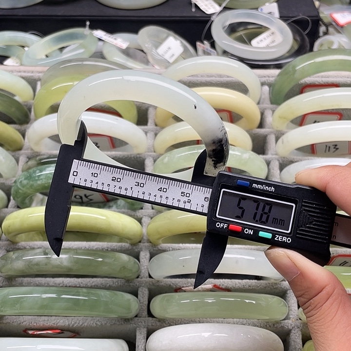 蛇纹石玉未镶嵌手镯90