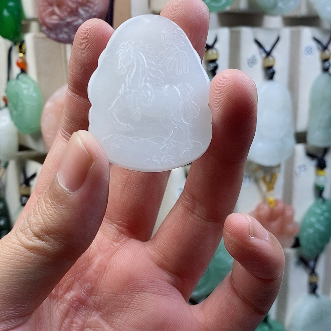 颈饰未镶嵌石英质玉（金丝玉）