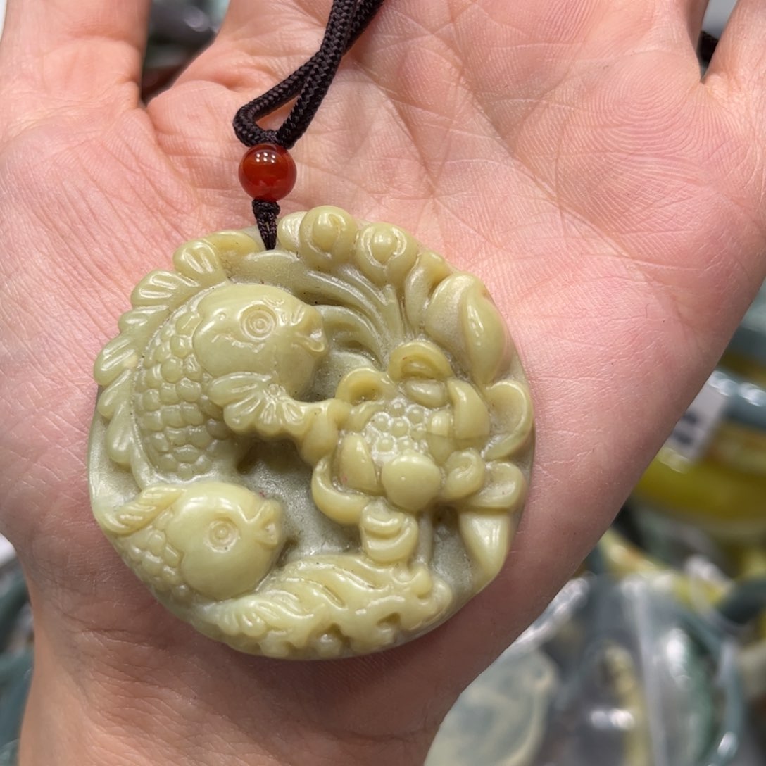 蛇纹石玉颈饰未镶嵌瑕疵