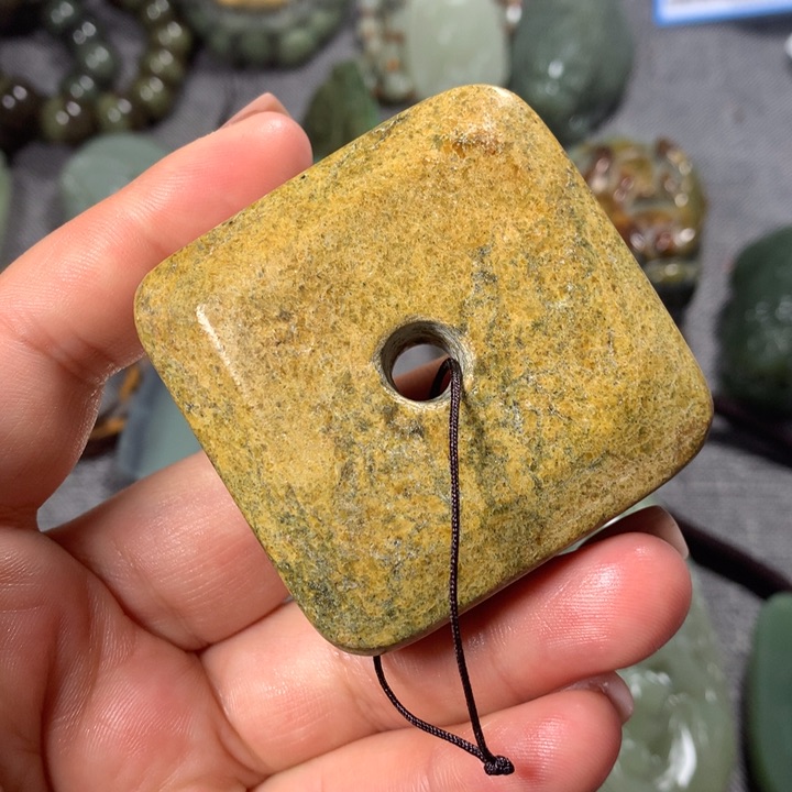 和田玉未镶嵌把件