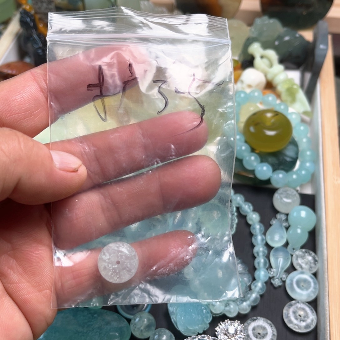 苏***酒蛇纹石玉未镶嵌颈饰