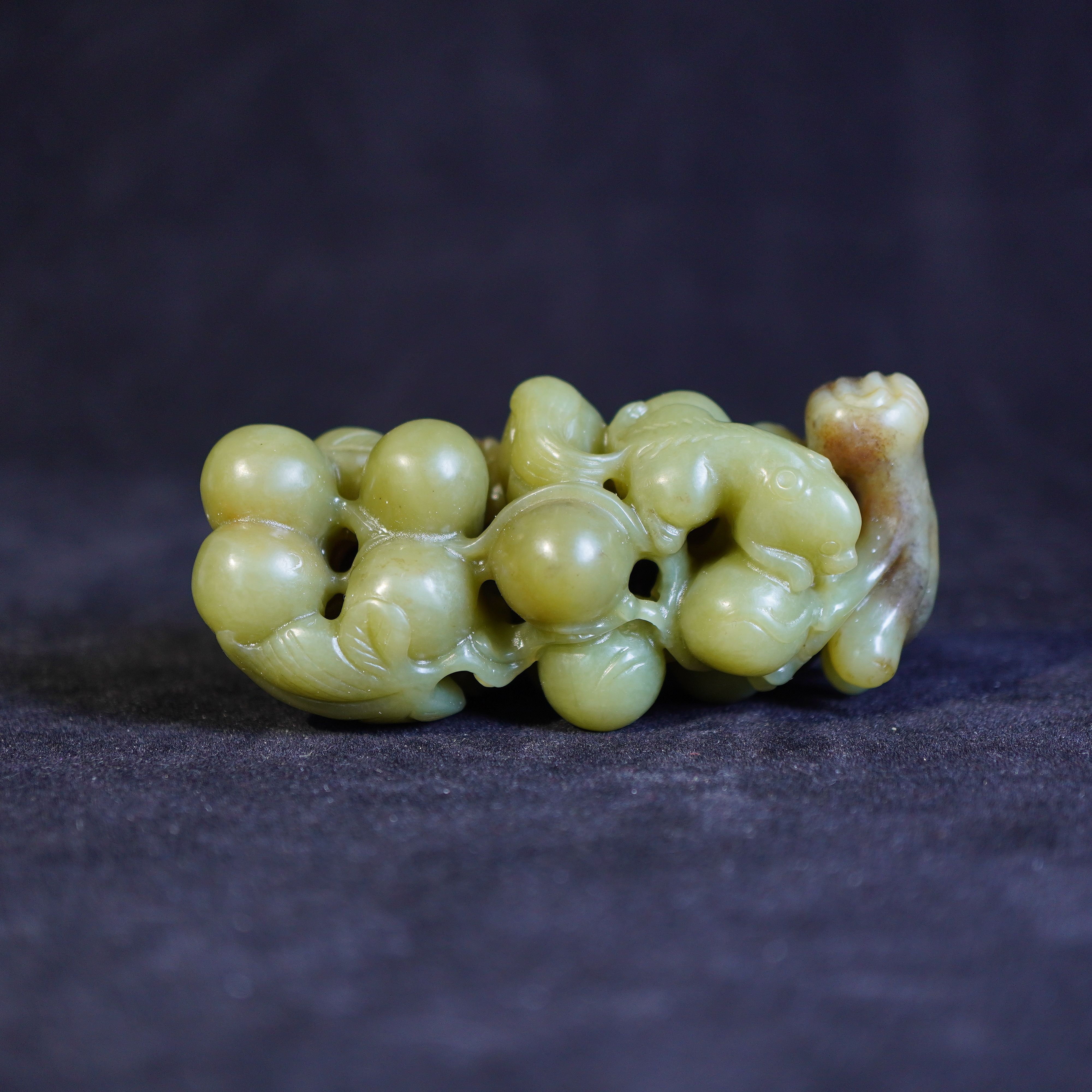 24K15   清   和田玉松鼠偷葡萄