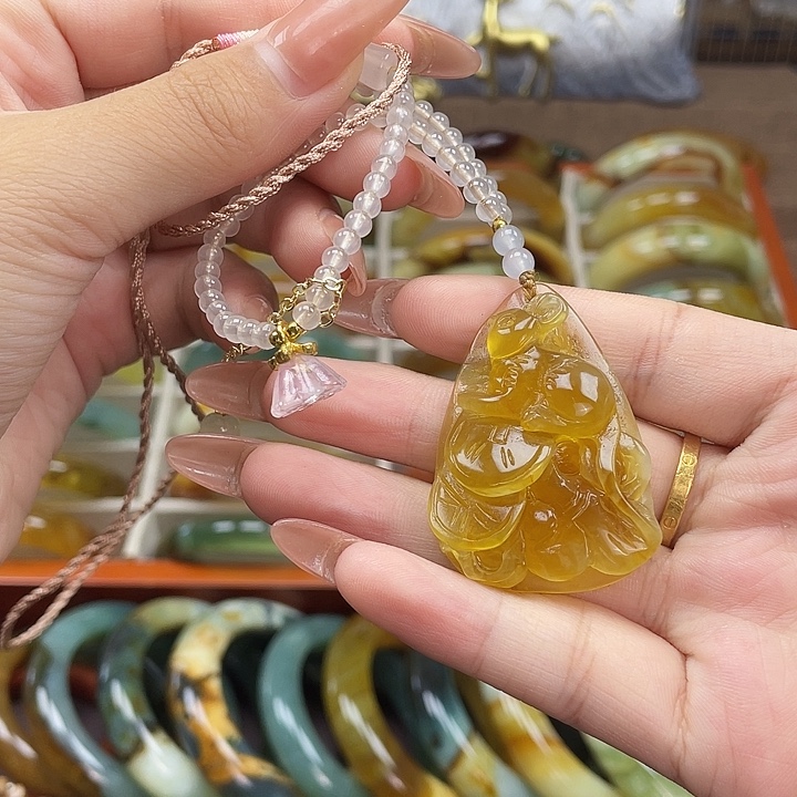 未镶嵌蛇纹石玉吊坠