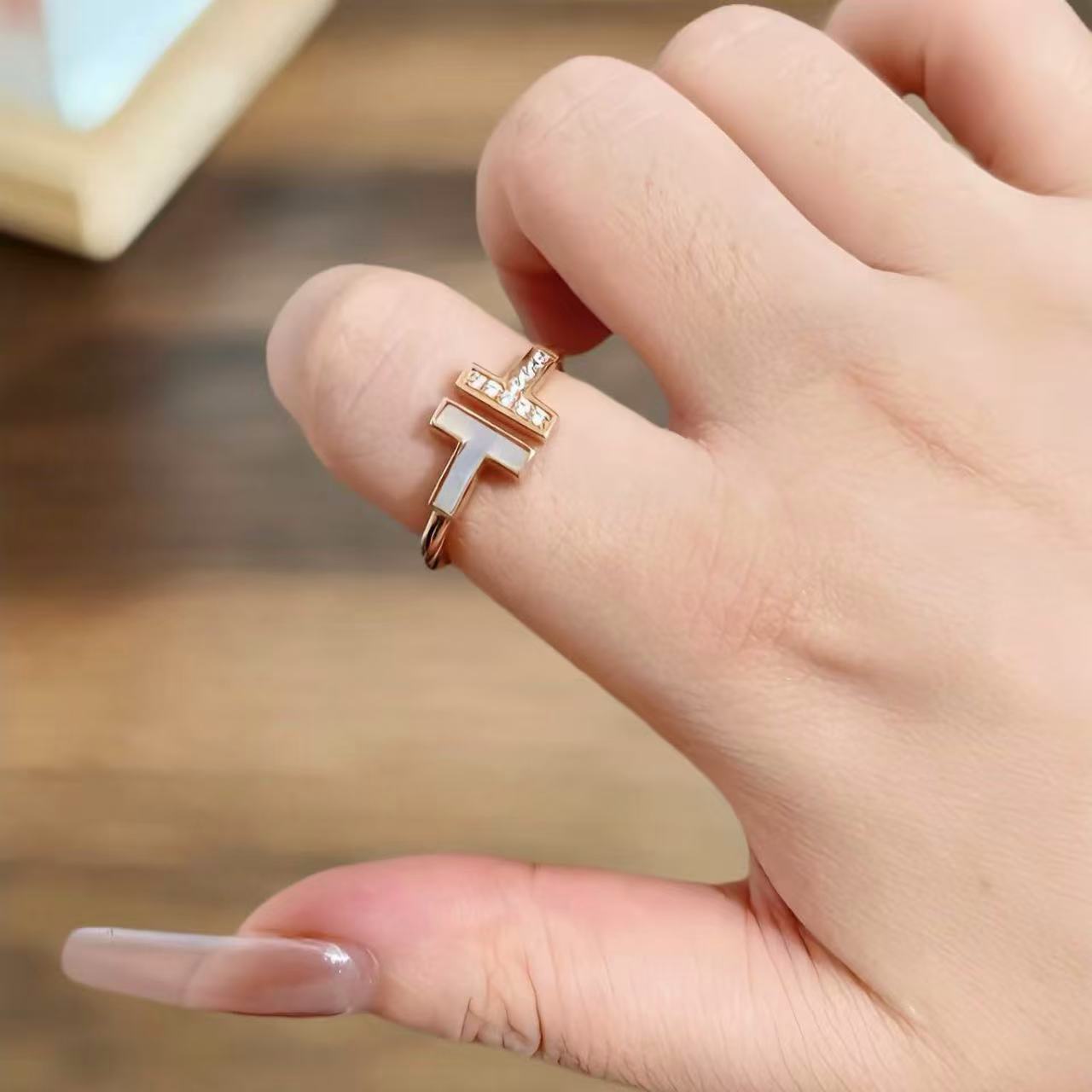 经典 T 戒指时尚小众